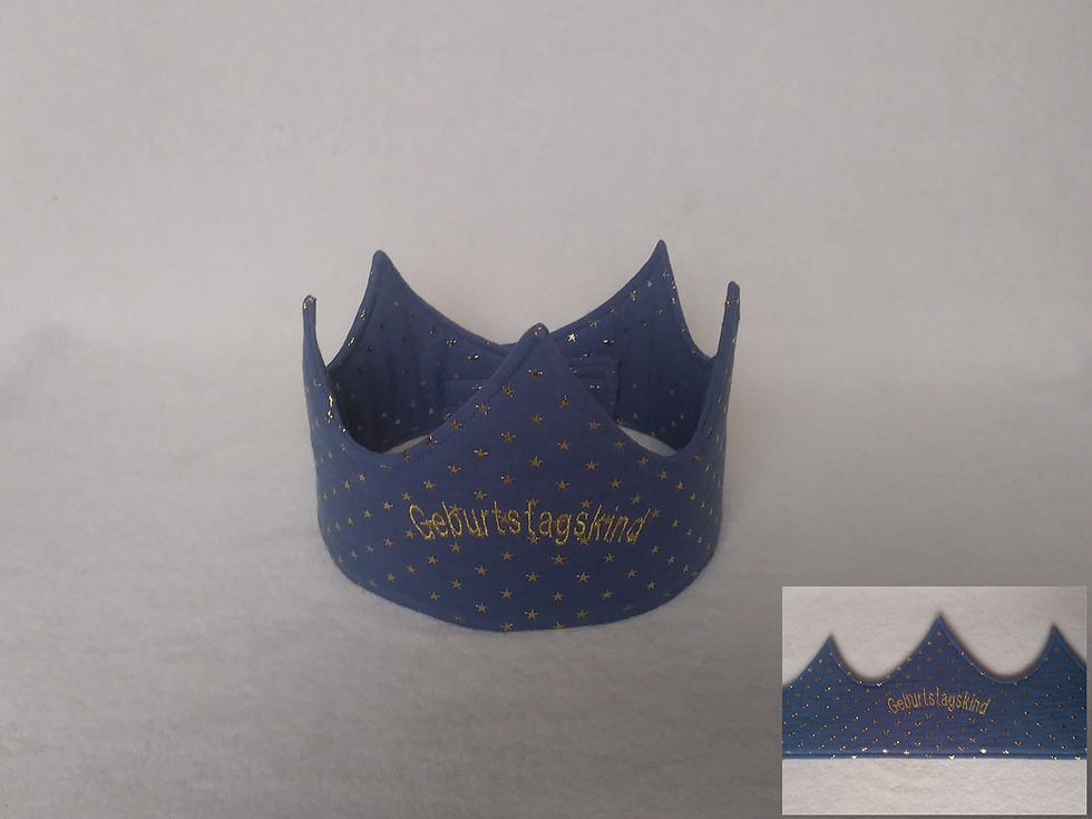 Miniaturbild: Geburtstagskrone aus Musselin mit goldenen Sternen und bestickten Namen