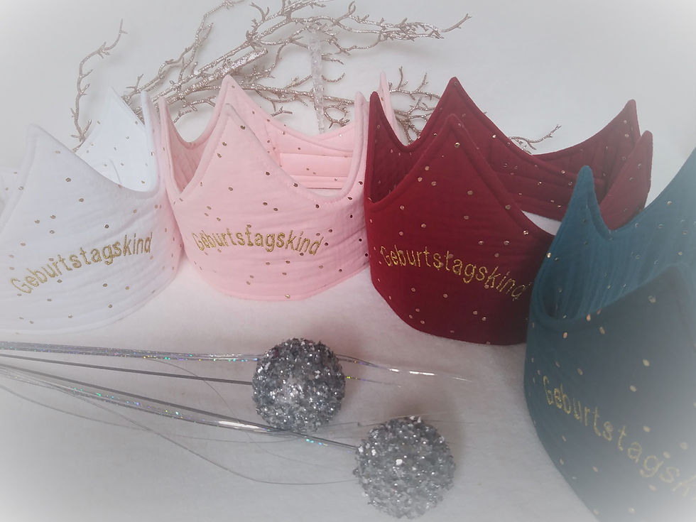 Geburtstagskrone aus Baumwollesrof Musselin mit glitzenden Punkten