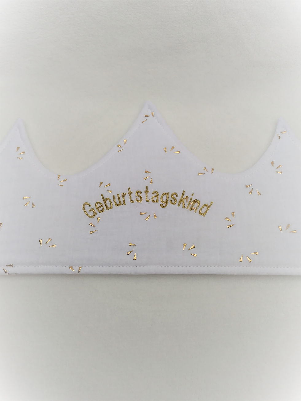 Miniaturbild: Geburtstagskrone aus Baumwollestoff -Misselin mit goldenem Aufdruck