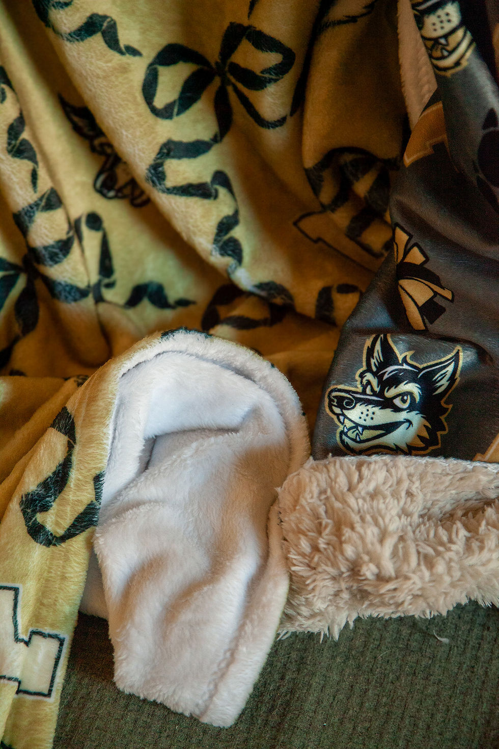 Thumbnail: Wolves & Bows Velveteen Plush Blanket
