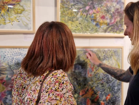 La couleur, la forme et l’énergie sont les trois piliers des tableaux de Lucie Collot.