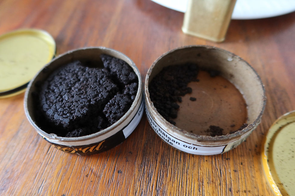 Two cans of snus next to each other general swedish snus ettan swedish snus