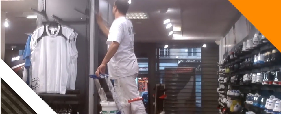 auan peintre sur le chantier entrain de travailler