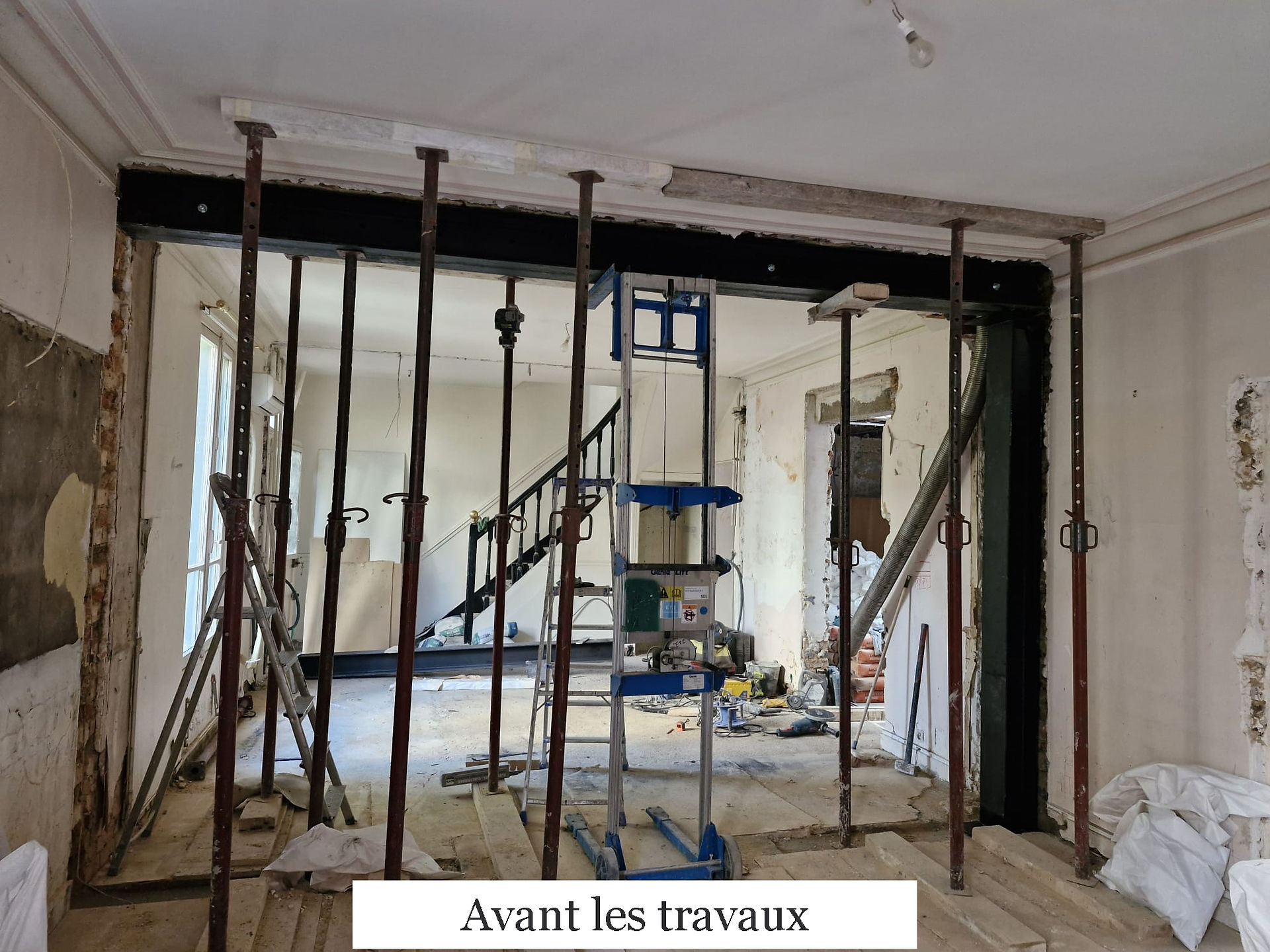 Chantier appartement Paris : démolition terminée et poutre IPN posée pour ouverture de mur porteur