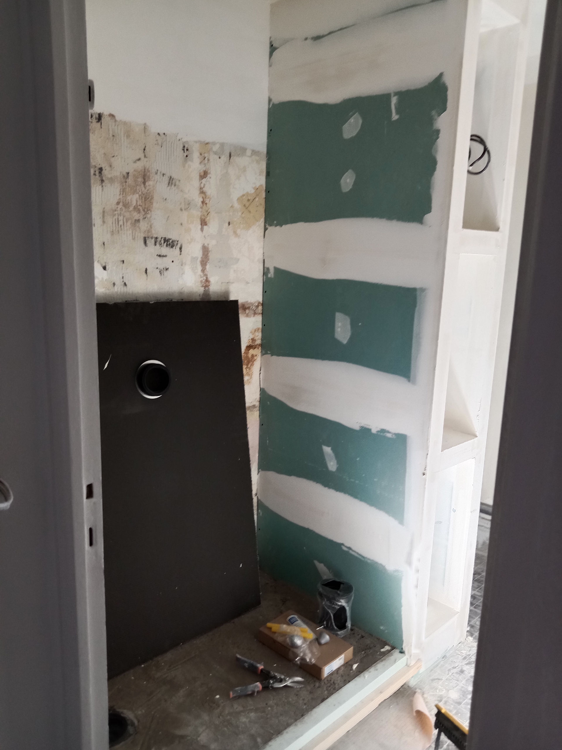 Rénovation salle de bain Vincennes : douche à l'italienne en cours de création - Phase gros œuvre et étanchéité
