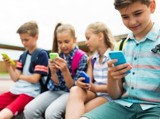 Además de la ausencia de actividad física por pasar tiempo dentro de la tecnología, los niños y adolescentes se distancian de su amigos y familia.