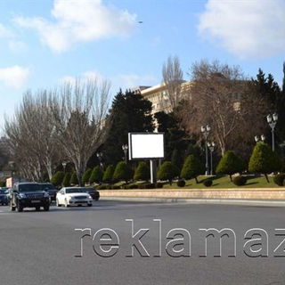 Şəhər mərkəzində parlaq bilbord reklam nümunəsi