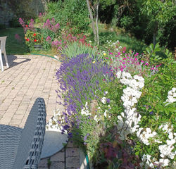 terrasse et jardin gîte le pigeonnier