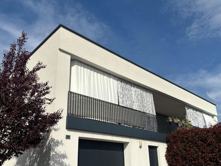 Eine bestehende Terrasse eines Einfamilienhauses wurde zur Beschattung mit Outdoor-Vorhängen der Marke Soliday aufgewertet.