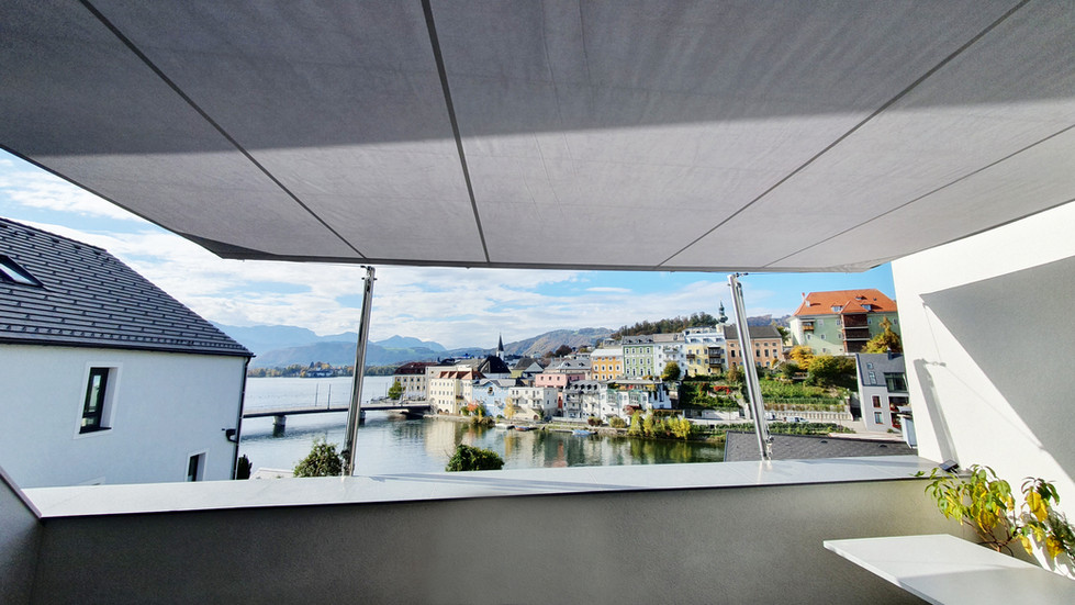 Letzte Woche durften sich zwei Kunden aus Gmunden über dieses tolle Sonnensegel freuen! Aufgrund des windigen Standortes kam eine Markise für sie nicht in Frage. Auch die Möglichkeit, das Segel in seiner Neigung und Höhe jederzeit flexibel anpassen zu können, hat sie schließlich von einem Sonnensegel überzeugt. Somit kann auch die Abendsonne in vollen Zügen genossen werden!