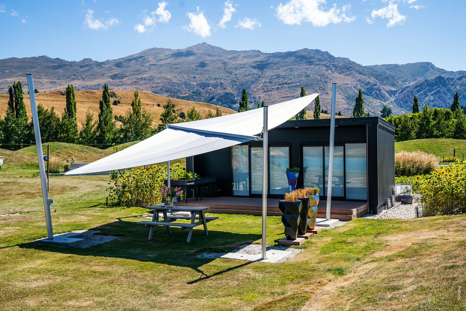 vollautomatisches Sonnensegel mit Wind- und Regensensor, Maßanfertigung, individuelle Beschattung, Terrassenbeschattung, mit stufenloser Höhenverstellung, Sichtschutz, Sonnenschutz, regenfest und wasserdicht, moderne und flexible Alternative zu Markise; in vielen Farben, Formen und Stoffen erhältlich, patentiert und sturmsicher