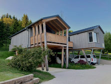 Lagom Haus, Außenansicht mit Carport