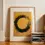 Miniaturbild: Poster mit schwarzem Enso-Kreis auf goldenem Hintergrund, das Balance und Harmonie ausstrahlt.