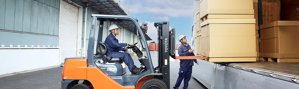 フォークリフトとトラック