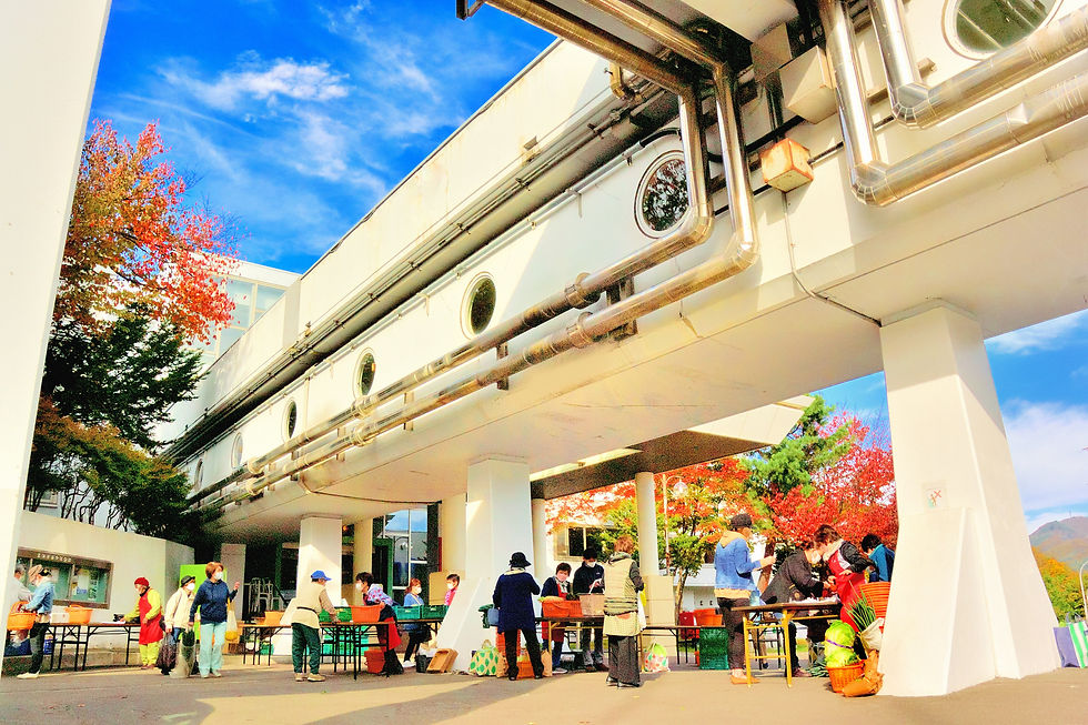 宇宙船の様な通路と朝市