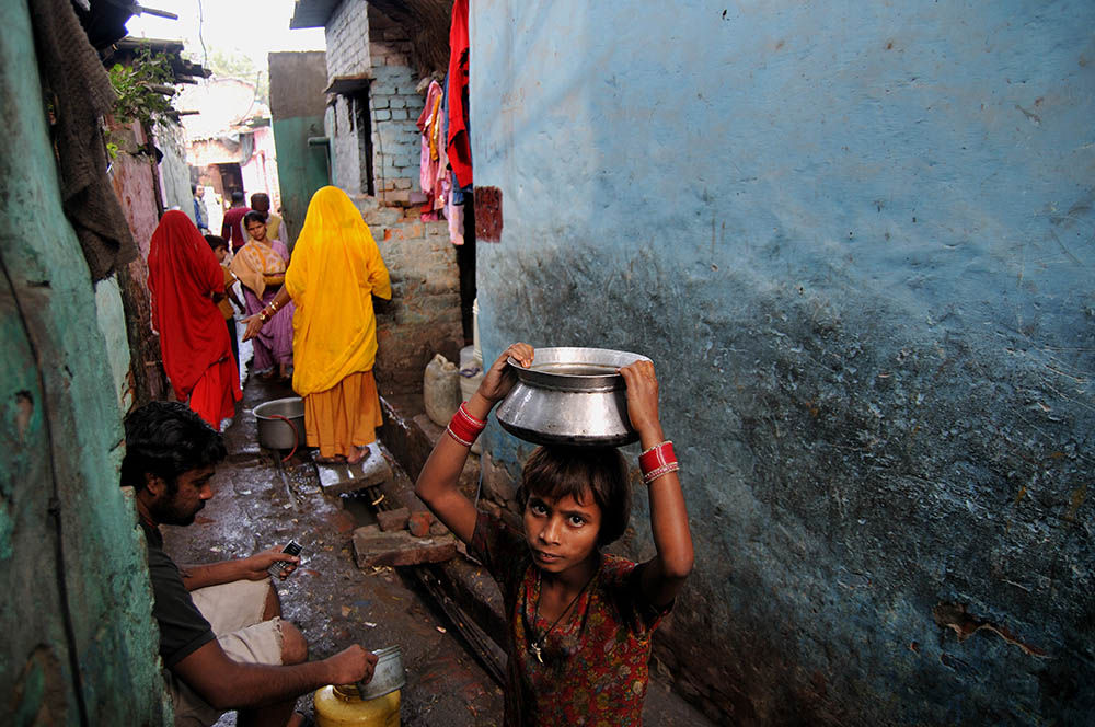 poverty; art; artists; India; New Delhi; dancer; Rajasthan; slum; performing art; Arindam Mukherjee, Magical Alley, performer, performing art, Indian art, folk art, color 