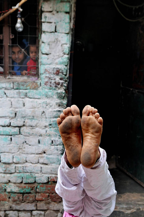 poverty; art; artists; India; New Delhi; dancer; Rajasthan; slum; performing art; Arindam Mukherjee, Magical Alley, performer, performing art, Indian art, folk art, color 