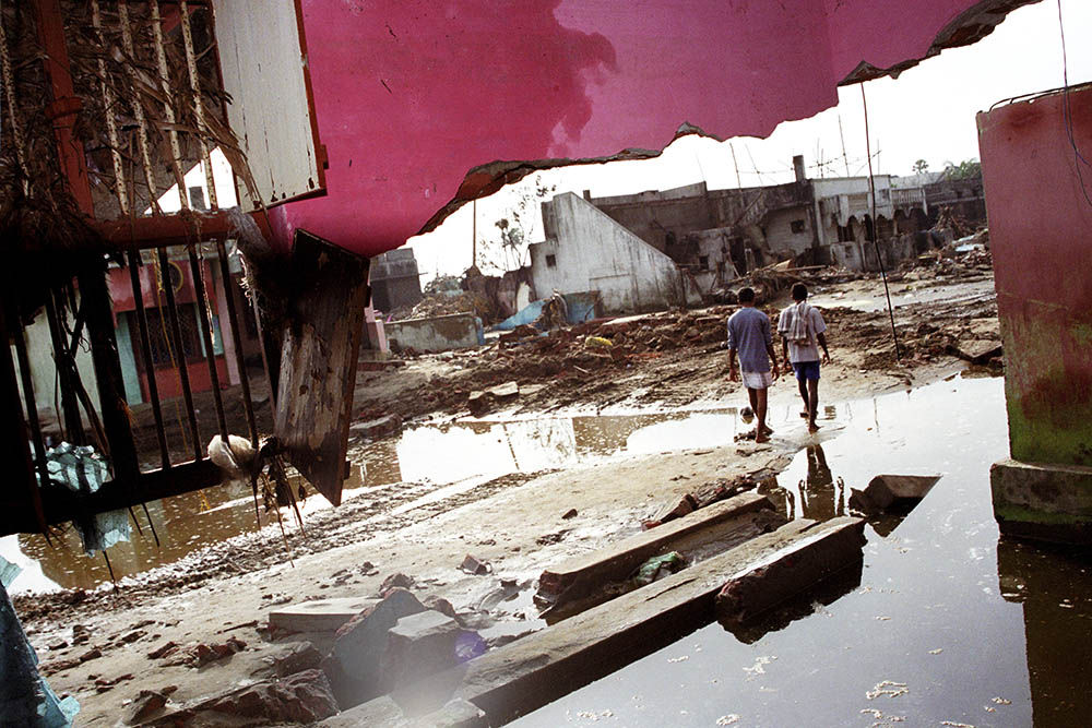 Tsunami; South Asian Tsunami; Indian Ocean Tsunami; Tamil Nadu; Nagapattinam; Chennai; India; Natural Disaster; Poor People; Affected People; Indian Men; Indian Women; Poverty; Children; Fisherman; Arindam Mukherjee; Photojournalist; Indian Documentary Photographer; Photographer; 2004, Natural Disaster, catastrophe