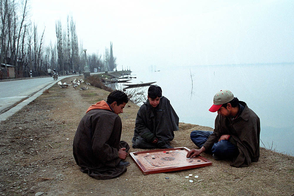 Kasmir; conflict; daily life; gun battle; Hazrat Bal Mosque; Jama Mosque; Line of control; Indian administered Kashmir; Indian Army; paradise on earth; Indian photographer; Indian photojournalist; Documentary photographer; Srinagar; Arindam Mukherjee; child; People of Kashmir; Dal Lake; Lal chowk; Kashmiri women; men; women; namaz; worker; snowfall; Gulmarg; worker; Jammu and; Kashmir; JNK; Jammu & Kashmir