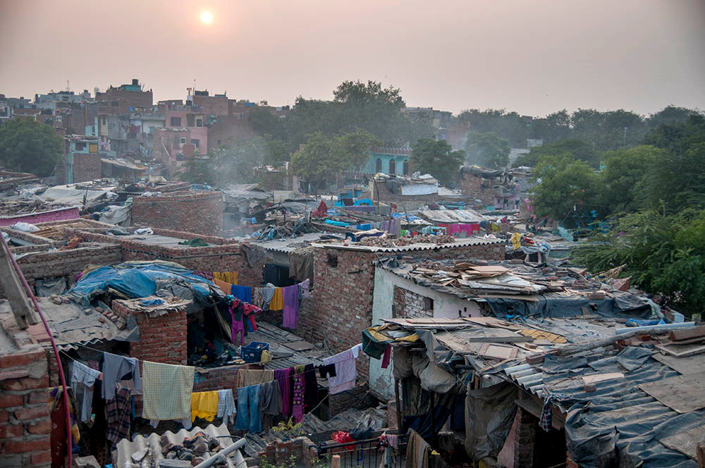 poverty; art; artists; India; New Delhi; dancer; Rajasthan; slum; performing art; Arindam Mukherjee, Magical Alley, performer, performing art, Indian art, folk art, color 