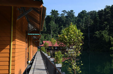 Phutawan Rafthouse | Cheow Lan Lake