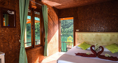 Phutawan Rafthouse | Cheow Lan Lake
