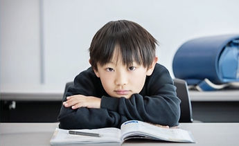 困ってる男の子_edited.jpg