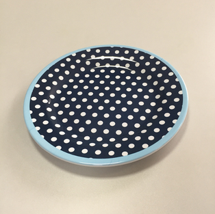 จานสีดำลายจุด.png
