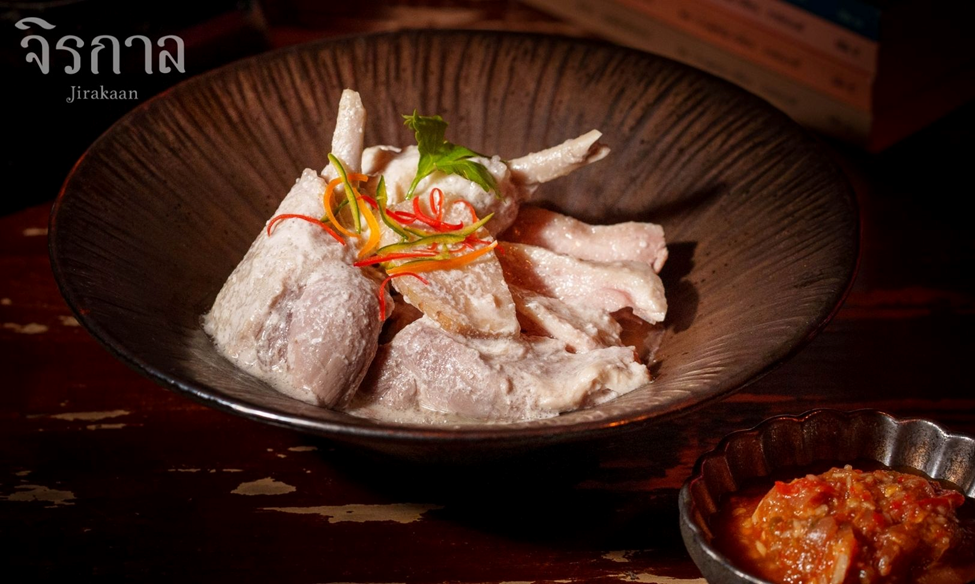 มหากาพย์ “ต้มข่าไก่” จากสมุนไพรขับลมข้างรั้ว สู่หม้อแกงกะทิอโรมาที่คนทั้งโลกตกหลุมรัก