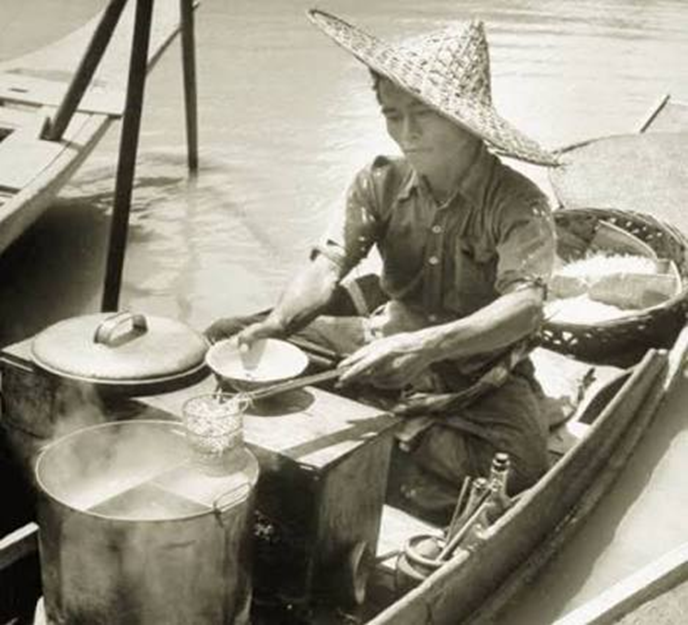 ภาพการขายก๋วยเตี๋ยวบนเรือในสยามสมัยก่อน
