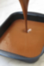 massa de bolo de chocolate sendo colocada na assadeira