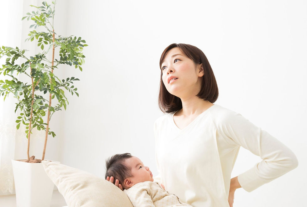 産後の腰痛で悩む女性