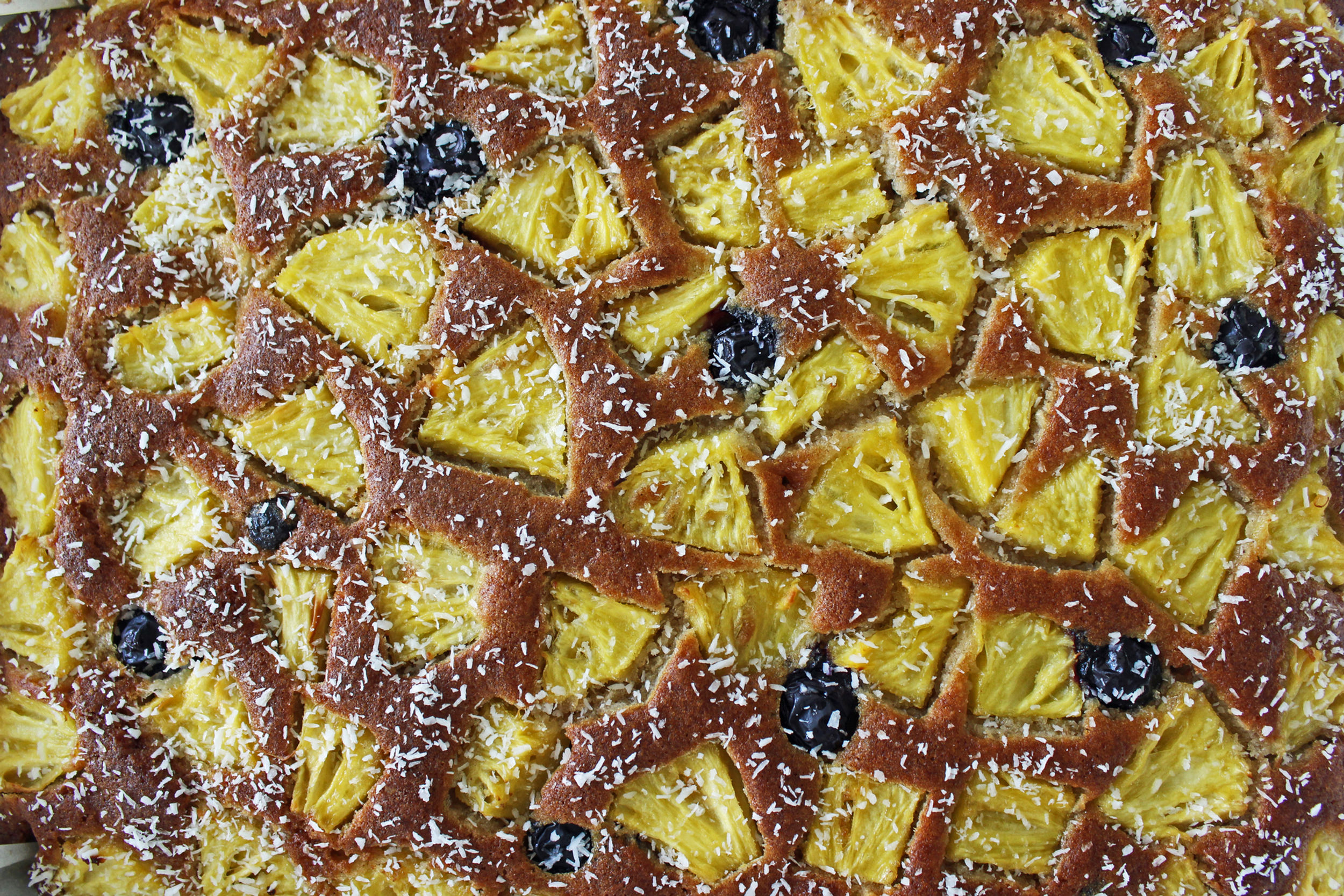 עוגת אננס, קוקוס ואוכמניות ל-25 סועדים  (בעונת הקיץ)