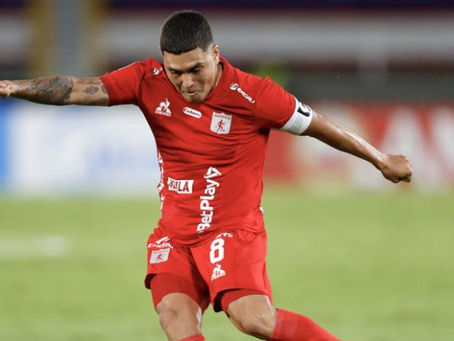Juan Fernando Quintero decidió romper el silencio y poner un punto final a los rumores sobre su salida del América de Cali. En una entrevista con Carlos Antonio Vélez, en Antena 2, el mediocampista antioqueño confirmó su salida del club y denunció incumplimientos salariales, filtraciones de su contrato y un trato institucional que, según él, cruzó los límites del respeto.