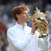 Jannik Sinner venció en cuatro sets al vigente bicampeón Carlos Alcaraz y se coronó por primera vez en Wimbledon.