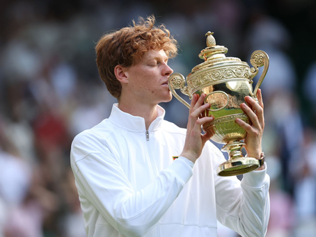Jannik Sinner venció en cuatro sets al vigente bicampeón Carlos Alcaraz y se coronó por primera vez en Wimbledon.