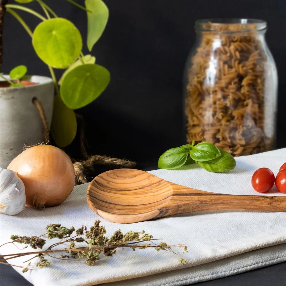 Holzkochlöffel aus Olivenholz als Beispiel für nachhaltige Küchenprodukte von NATUREHOME.