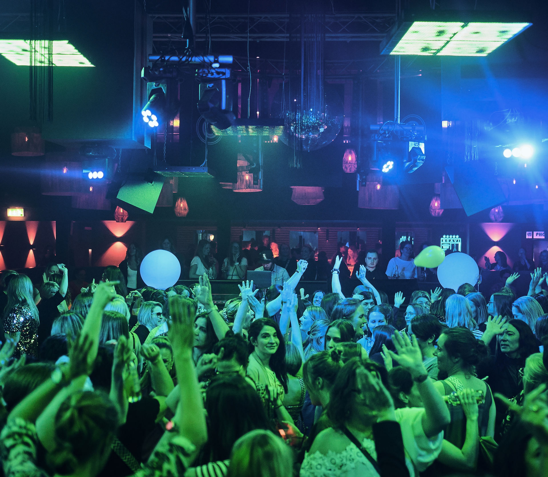 Feiernde Menschen auf einer vollen Tanzfläche bei einer Party in Paderborn mit Clubbeleuchtung und ausgelassener Stimmung.Feiernde Menschen auf einer vollen Tanzfläche bei einer Party in Paderborn mit Clubbeleuchtung und ausgelassener Stimmung.