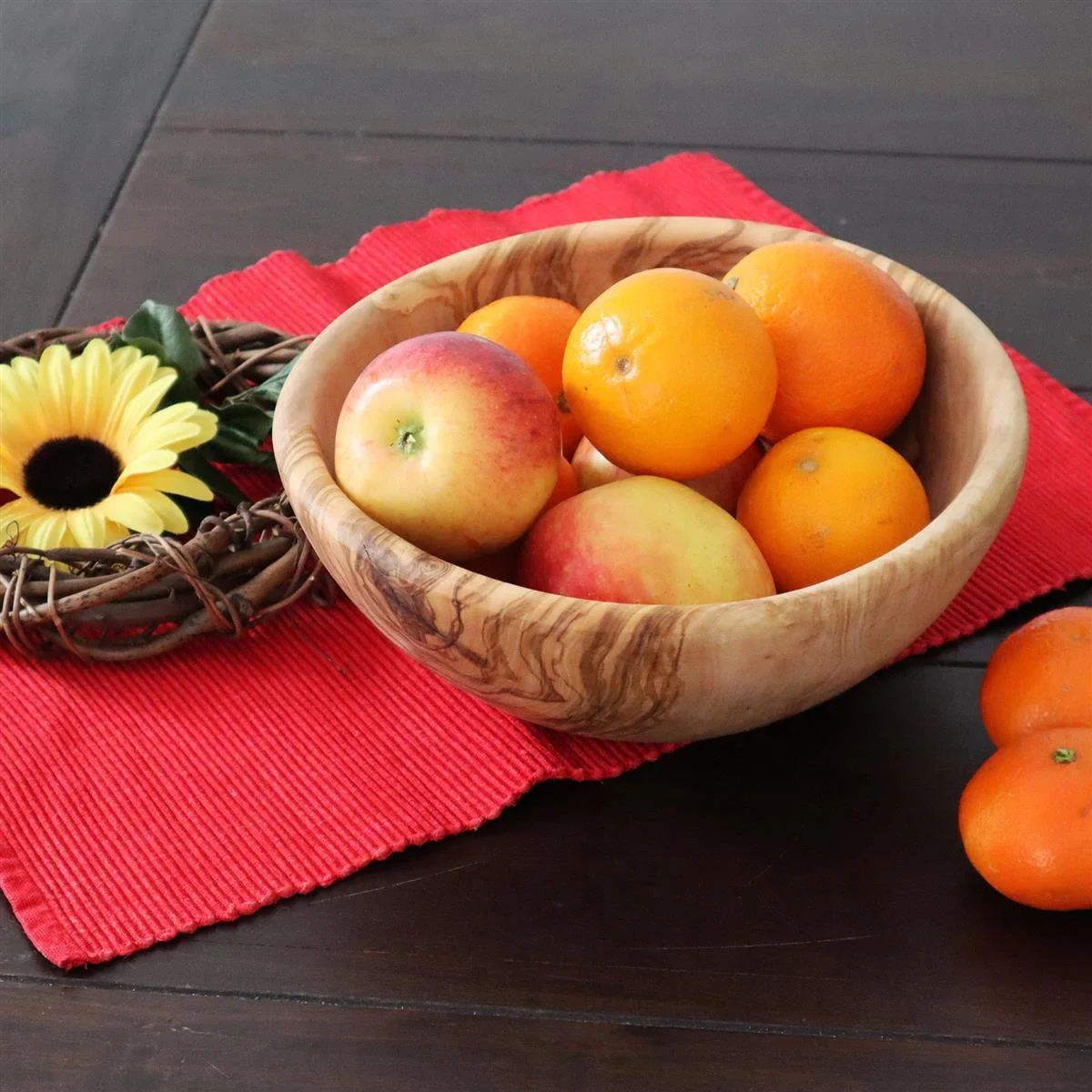 Schale aus Olivenholz mit frischem Obst auf einem Tisch als stilvolles Naturprodukt für Küche und Alltag