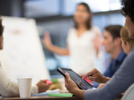 Equipo de trabajo en una empresa participando en una sesión formativa, representando el acceso de las empresas a la formación bonificada FUNDAE.