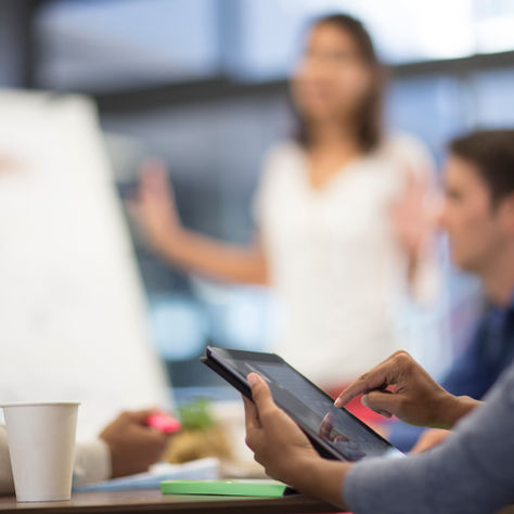 Equipo de trabajo en una empresa participando en una sesión formativa, representando el acceso de las empresas a la formación bonificada FUNDAE.