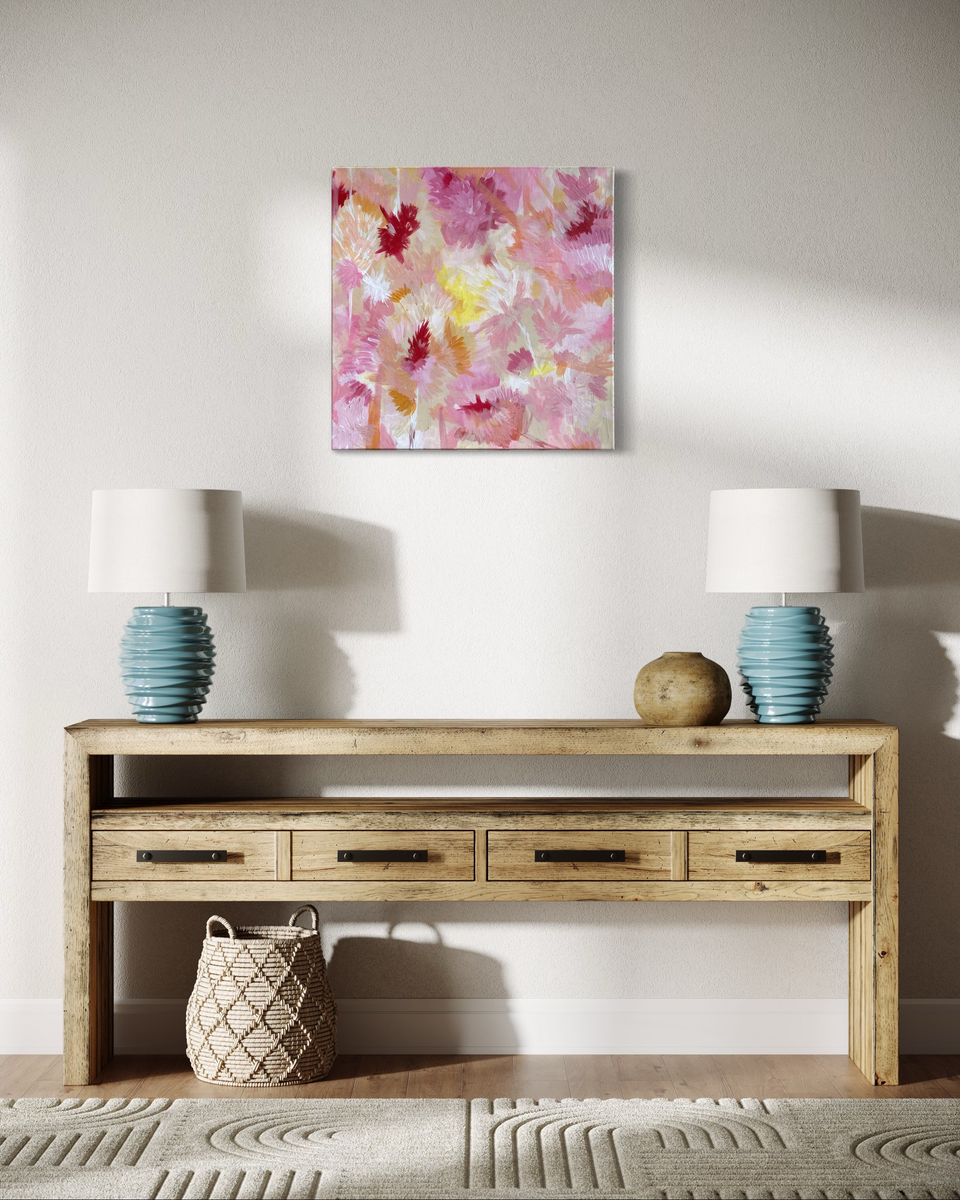Pintura en la pared sobre una mesa de madera