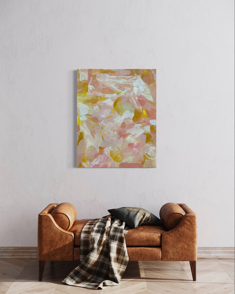 Pintura abstracta exhibida en una pared blanca