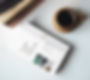 Zu sehen ist: der ausgedruckte Soulful Steps Wegweiser neben einer Tasse Tee