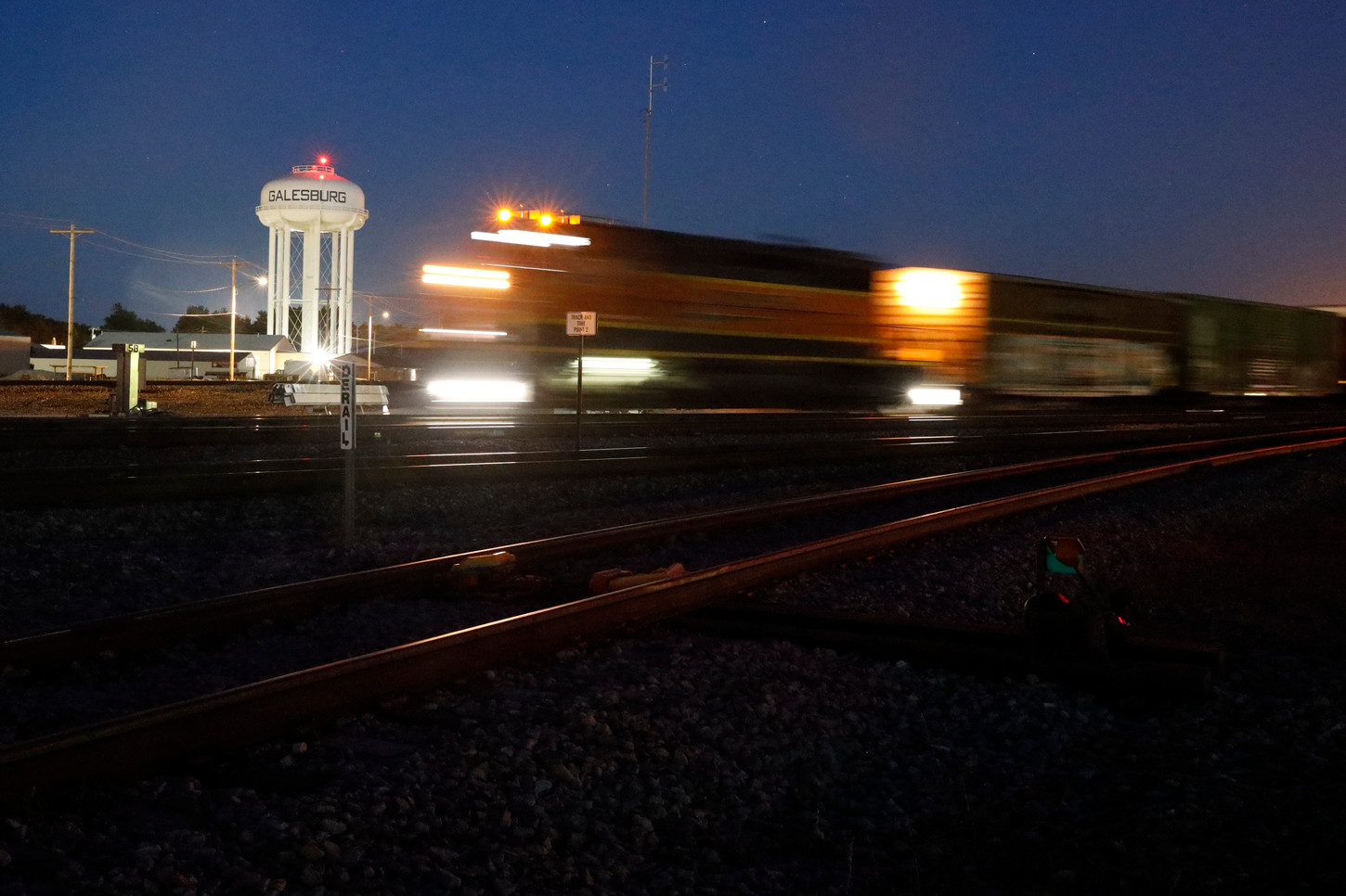 Galesburg, an American crossroad, tunes out feuding Congress