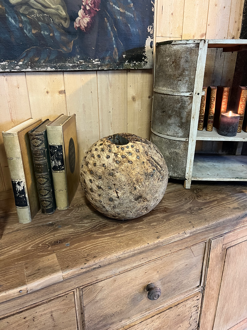 Miniature : Ancienne grosse boule cloutée en chêne