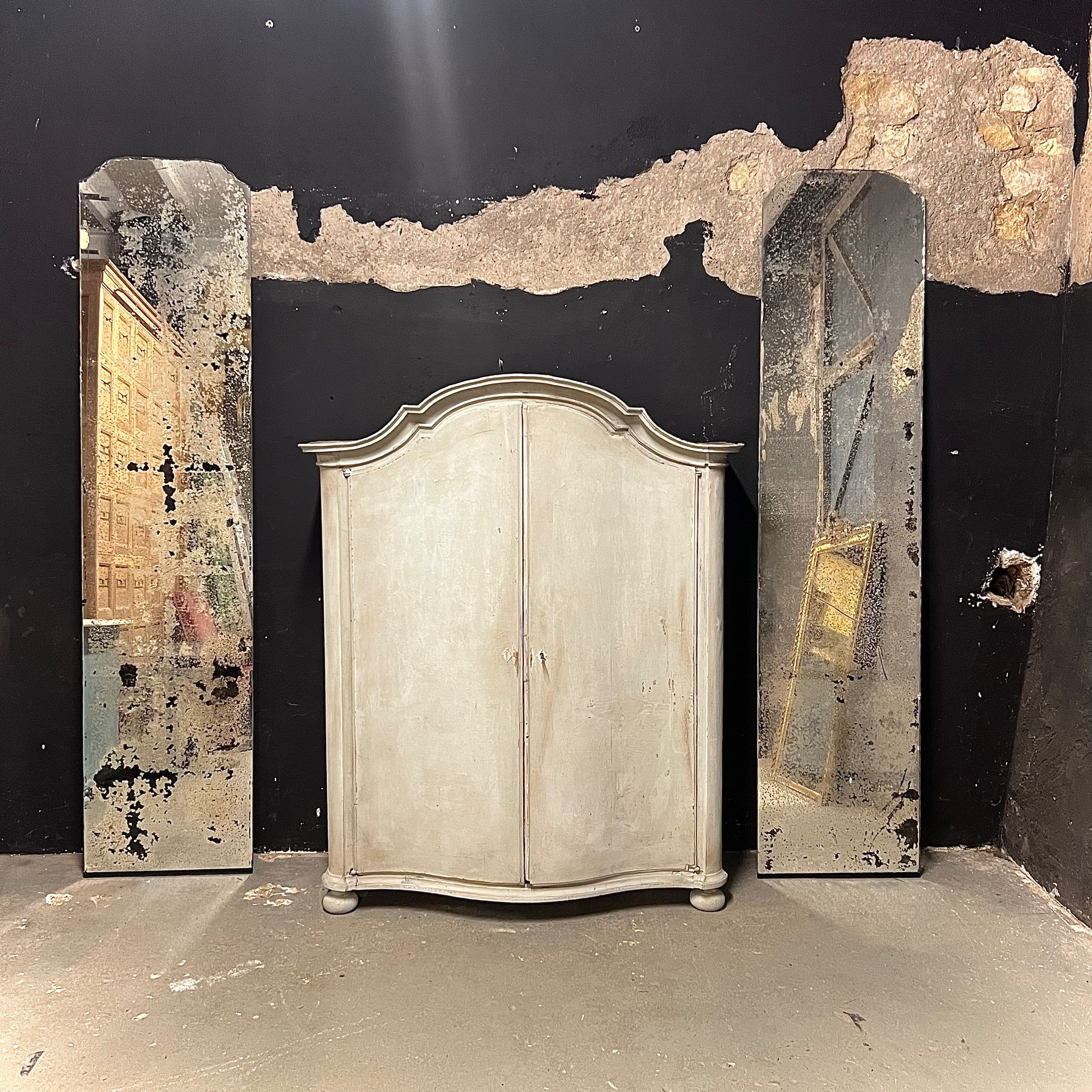 Ancienne armoire patinée Gustavienne