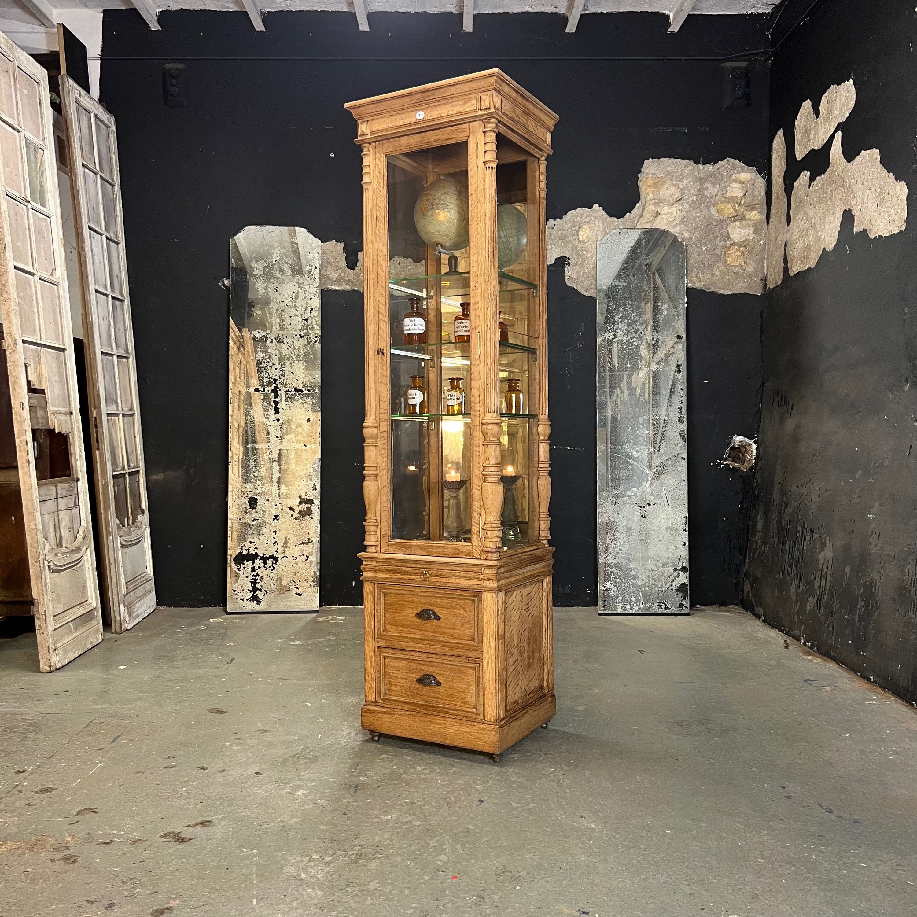 Vitrine d’exposition 1920