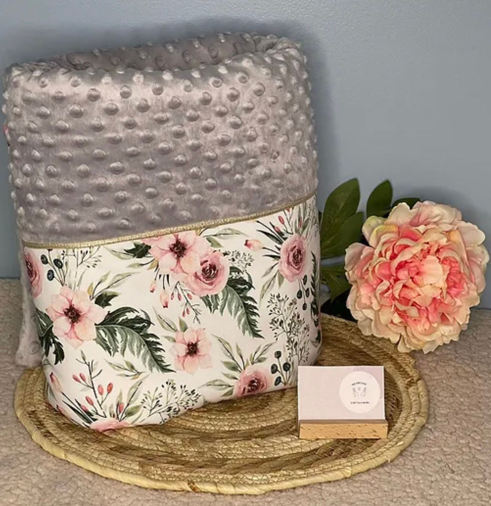 Couverture grise et motif fleuri rose