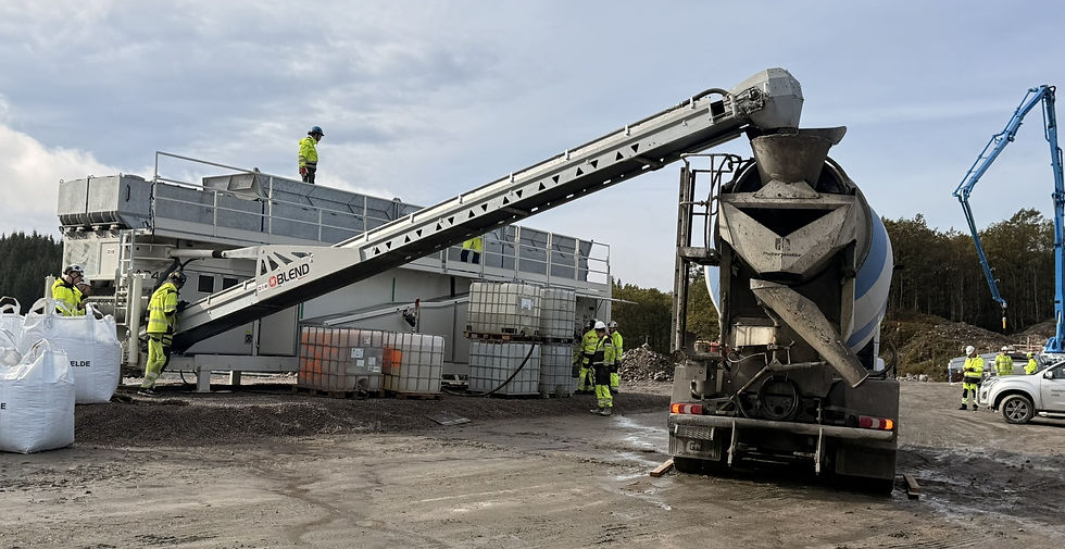 Betongen ble produsert på anleggsområdet ved hjelp av en mobil blanderigg og betongbil. Foto: Halldis Skogen, Nye Veier.